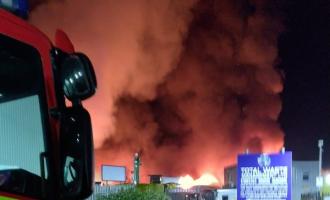 A plume of smoke with a fire engine in the foreground